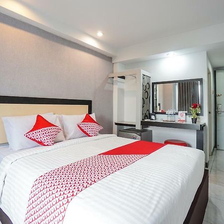 Oyo 1318 Hotel Prince Boulevard Manado Exterior foto