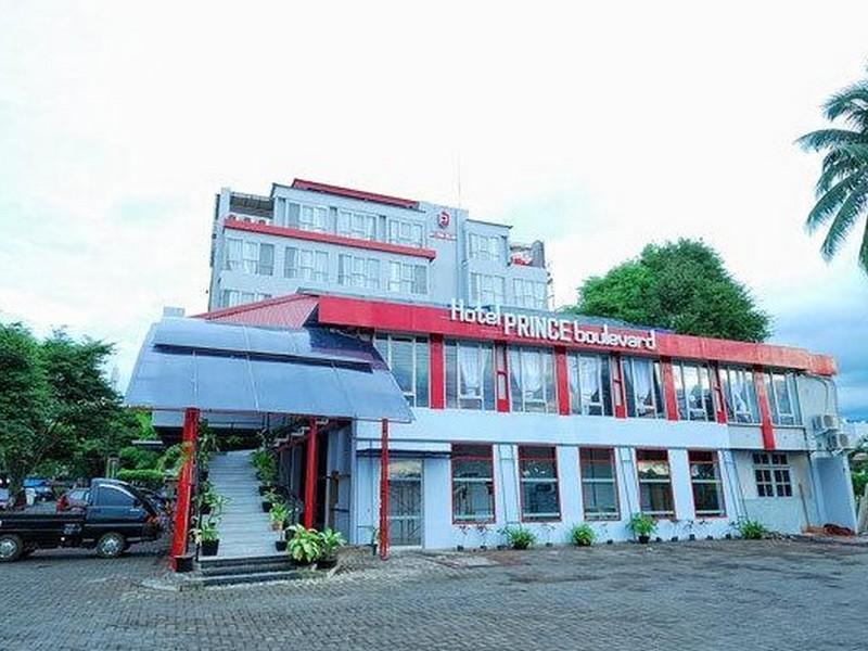 Oyo 1318 Hotel Prince Boulevard Manado Exterior foto