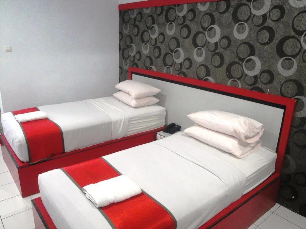 Oyo 1318 Hotel Prince Boulevard Manado Exterior foto