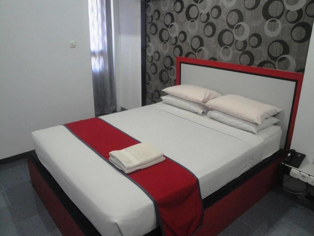 Oyo 1318 Hotel Prince Boulevard Manado Exterior foto