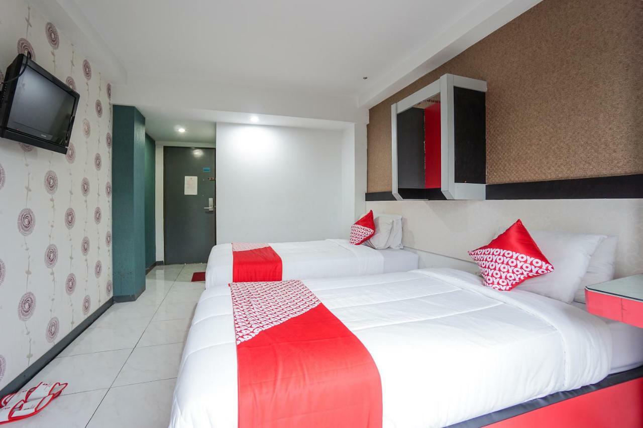 Oyo 1318 Hotel Prince Boulevard Manado Exterior foto