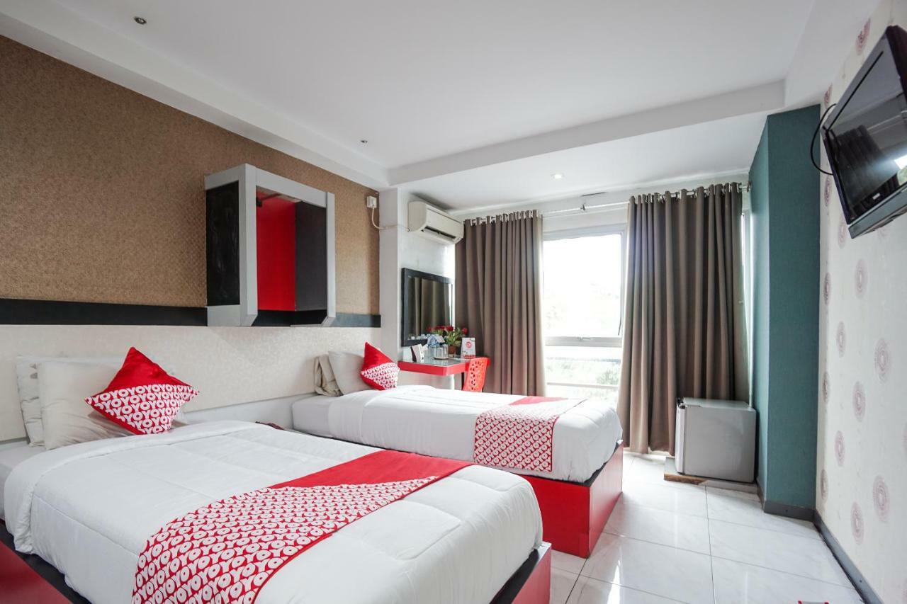 Oyo 1318 Hotel Prince Boulevard Manado Exterior foto