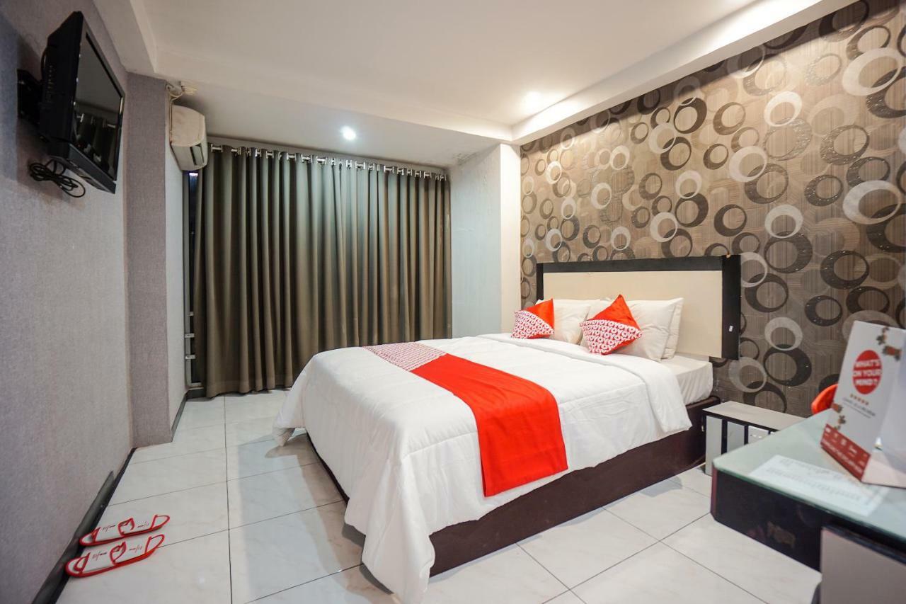 Oyo 1318 Hotel Prince Boulevard Manado Exterior foto