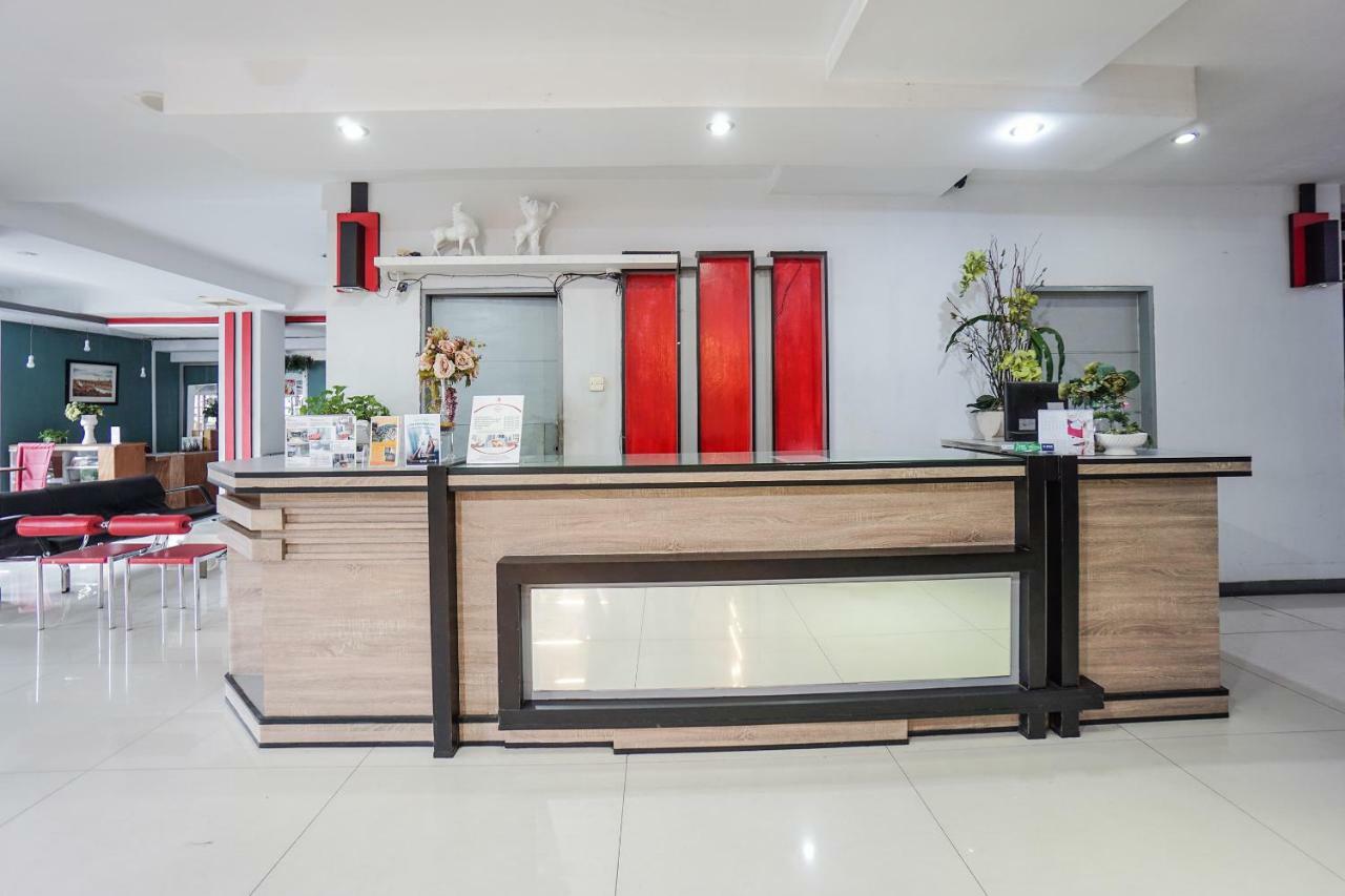 Oyo 1318 Hotel Prince Boulevard Manado Exterior foto