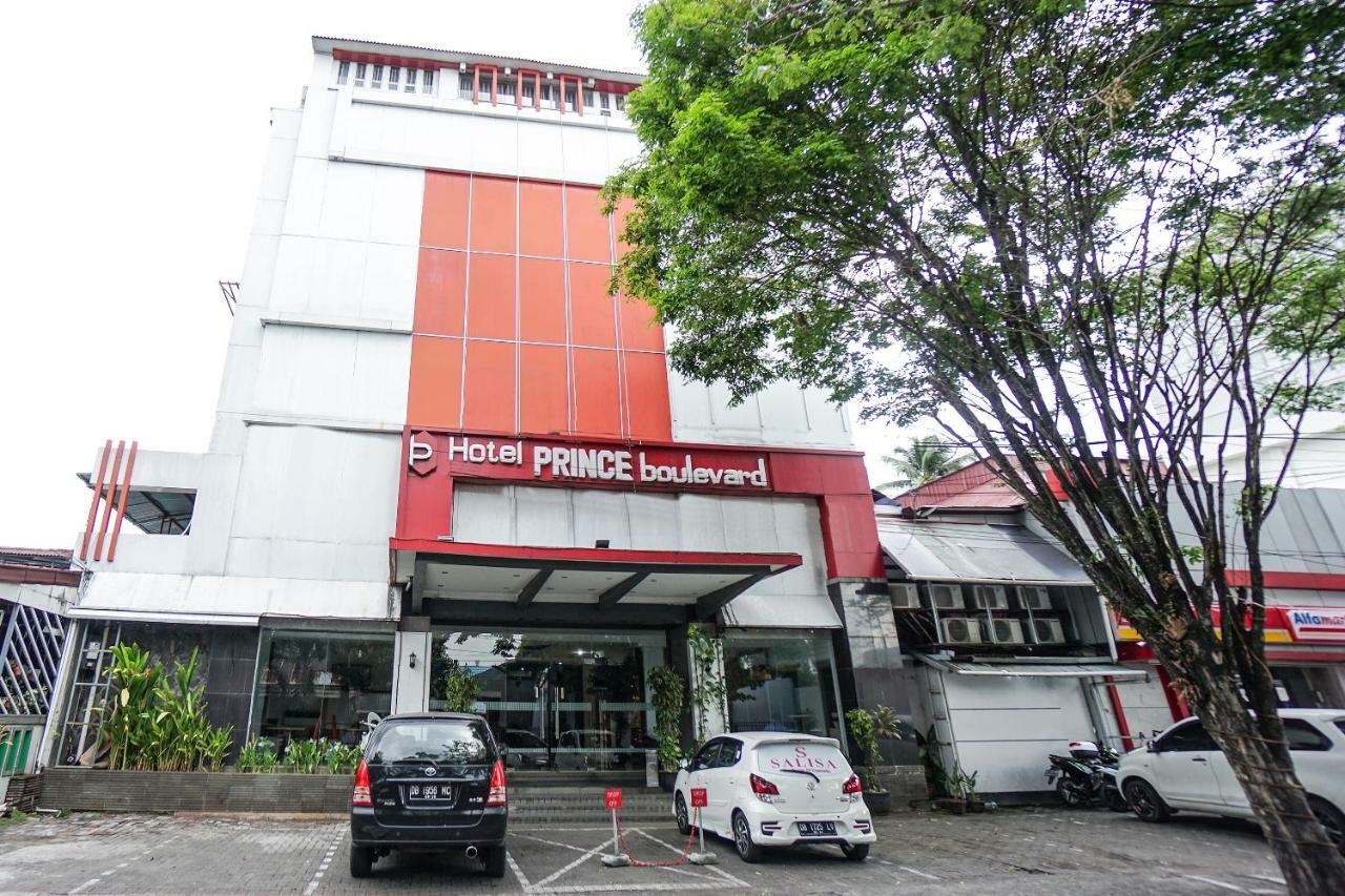 Oyo 1318 Hotel Prince Boulevard Manado Exterior foto
